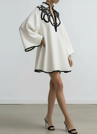 2026 Nouvelle mini-robe à col en V évidé pour femmes Manches évasées Robe plissée Printemps et