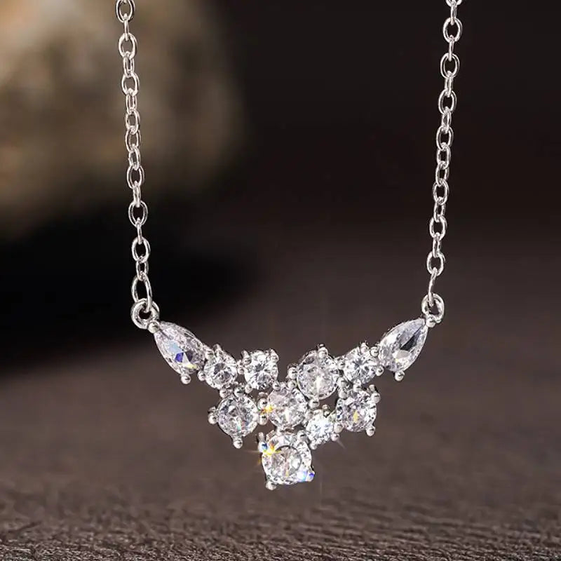 Huitan Collana con ciondolo da donna intarsiato brillante CZ Accessori estetici per fidanzamento Matrimonio Festa di moda Regalo di gioielli affascinanti