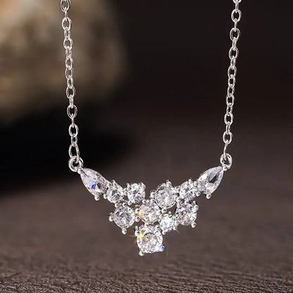 Huitan Collana con ciondolo da donna intarsiato brillante CZ Accessori estetici per fidanzamento Matrimonio Festa di moda Regalo di gioielli affascinanti