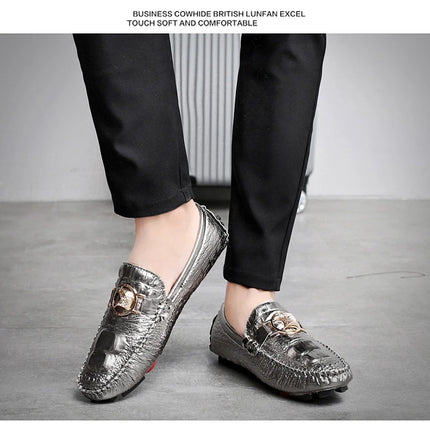 Scarpe da uomo slip-on modello coccodrillo 2025 Primavera ed estate Moda britannica alla moda in pelle lucida lucida pigra casual Beanie scarpe fatte a mano
