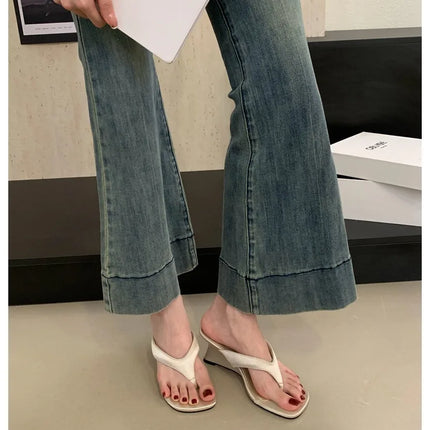 Marque de mode Compensée Pantoufle Présentations fabricants de jeux Clip d'orteil Tongs Sandales à lanières étroites Chaussures décontractées Pantoufle femme Sandalia Mujer