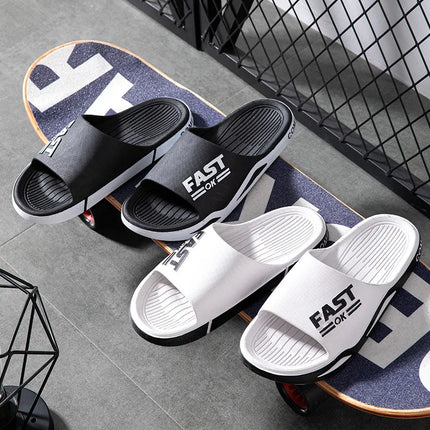 Nouvelles pantoufles pour hommes pour le quotidien d'été en plein air, tendance sportive, salle de bain de couple, intérieur à semelle souple, pantoufles fraîches pour hommes