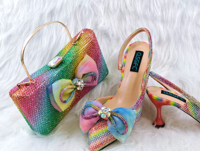 L'ultimo stile INS a punta con strass bocca poco profonda temperamento tacchi alti colore arcobaleno scarpe e borse da donna