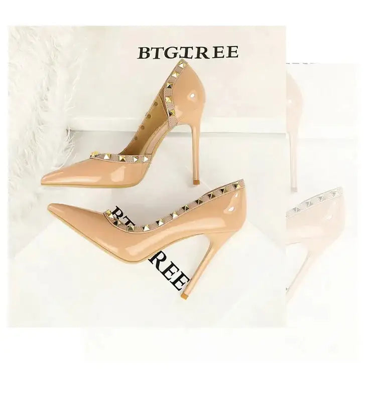 2025 Nuovo Sexy Nero Sottile Tacchi Alti 10.5 Centimetri Scarpe da Donna Testa A Punta Rivetto Pompe da Donna in Pelle Verniciata Stiletto Scarpe da Discoteca platinumshop