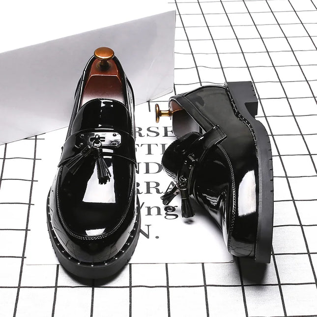 Mocassini di marca di lusso italiani Scarpe da uomo Nappa Scarpe firmate da uomo Scarpe in pelle laccata stile britannico Scarpe da sposa con fondo spesso