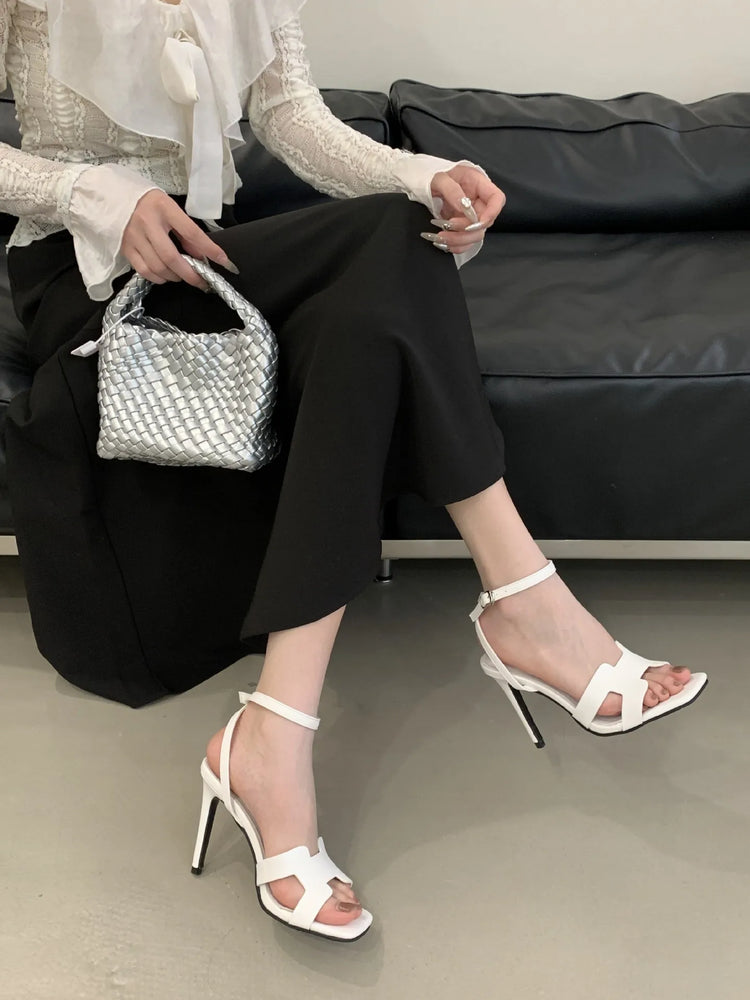 Alionly 2026 Nuova Moda Estiva Sandali Open Toe Donne Fibbia In Metallo Banda Stretta Sottile Tacco Basso Gladiatore Scarpe Da Festa