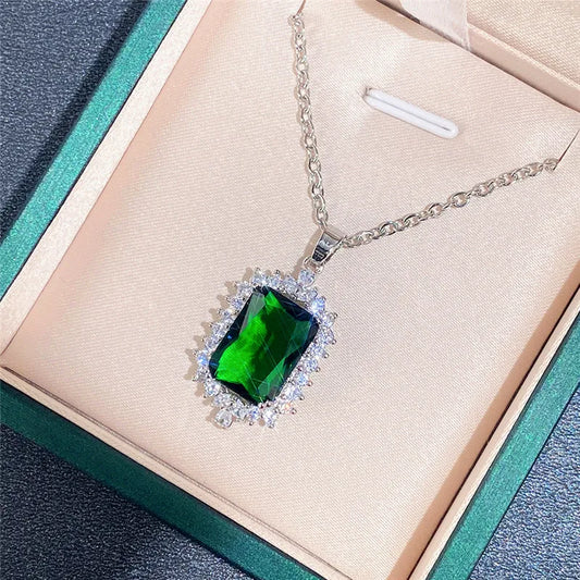 Huitan Collana con ciondolo da donna Fantasia Matrimonio Festa di fidanzamento Accessori eleganti intarsiati Brillante verde CZ Gioielli alla moda di lusso