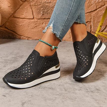 2025 Nuove scarpe da ginnastica con zeppa scavate da donna Plus Size Mocassini con suola spessa in pelle Pu Donna Slip On Scarpe casual traspiranti Donna