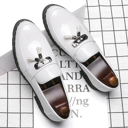 Mocassini di marca di lusso italiani Scarpe da uomo Nappa Scarpe firmate da uomo Scarpe in pelle laccata stile britannico Scarpe da sposa con fondo spesso