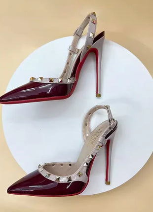 Nuovi tacchi alti europei e americani sexy vino rosso per le donne tacchi sottili punta a punta, bocca poco profonda, sandali con scarpa singola rivettata