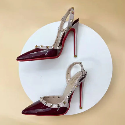 Nuovi tacchi alti europei e americani sexy vino rosso per le donne tacchi sottili punta a punta, bocca poco profonda, sandali con scarpa singola rivettata