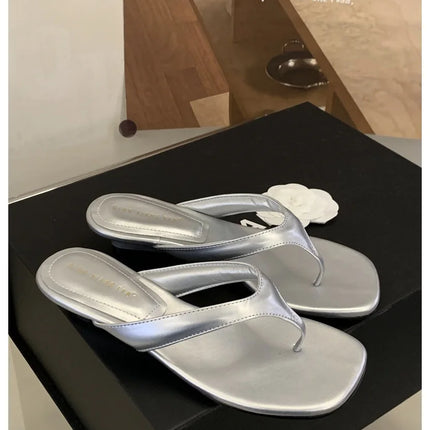 Marque de mode Compensée Pantoufle Présentations fabricants de jeux Clip d'orteil Tongs Sandales à lanières étroites Chaussures décontractées Pantoufle femme Sandalia Mujer