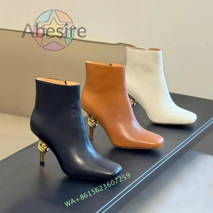 Stivali con tacco a forma di nodo in metallo da donna di nuovo arrivo Stivali con tacco alto alla caviglia Stivali eleganti con tacco a punta quadrata con cerniera laterale da ufficio