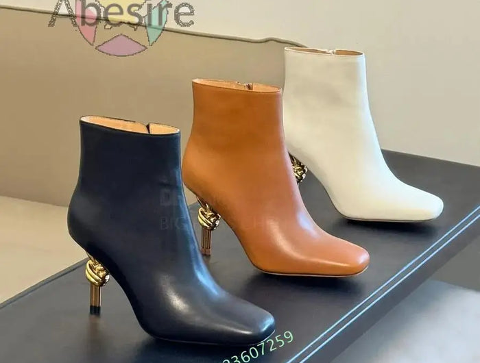 Stivali con tacco a forma di nodo in metallo da donna di nuovo arrivo Stivali con tacco alto alla caviglia Stivali eleganti con tacco a punta quadrata con cerniera laterale da ufficio