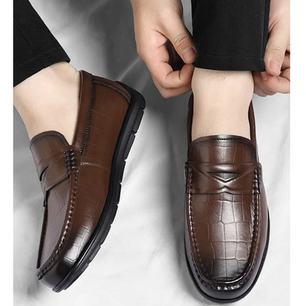 Scarpe da uomo in pelle, stile britannico casual e alla moda, un passo sui mocassini pigri