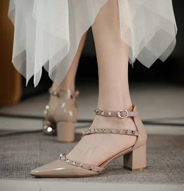 Scarpe da donna di marca famose Borchie dorate Copri tacchi Sandali da 4 cm Cinturino incrociato Décolleté in pelle a specchio Punta a punta Tacchi a spillo moda 33-42 platinumshop