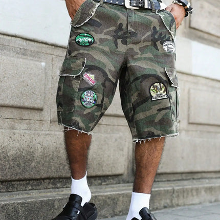 Pantaloncini di jeans estivi da uomo. Camouflage: pantaloncini in denim con toppe colorate per indumenti da lavoro. Moda di strada. Stile casual hip-hop retrò di strada