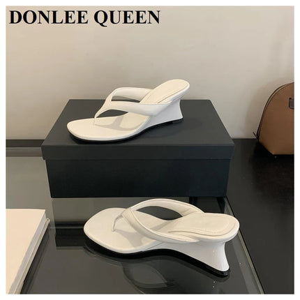 Marque de mode Compensée Pantoufle Présentations fabricants de jeux Clip d'orteil Tongs Sandales à lanières étroites Chaussures décontractées Pantoufle femme Sandalia Mujer