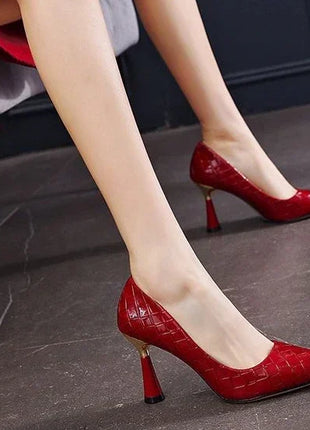 Scarpe da donna 2025 Tacchi alti Calzature estive da donna Punta a punta Décolleté rossi Sera su tacco Casual Stile sociale coreano Slip