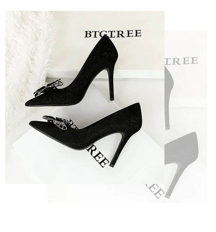 Tacchi sottili in pelle scamosciata stile europeo americano di lusso leggero ed elegante per banchetti Scarpe da donna con grandi fiocchi alla moda con tacchi altissimi