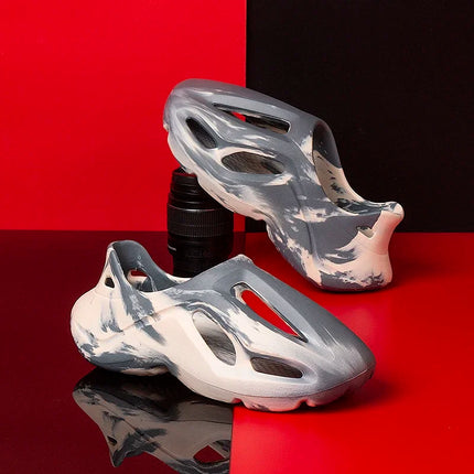 Pantoufles compensées camouflage unisexe Matériau souple EVA Technologie de moulage par injection Chaussures de plage décontractées pour hommes et femmes