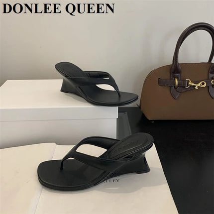 Marque de mode Compensée Pantoufle Présentations fabricants de jeux Clip d'orteil Tongs Sandales à lanières étroites Chaussures décontractées Pantoufle femme Sandalia Mujer