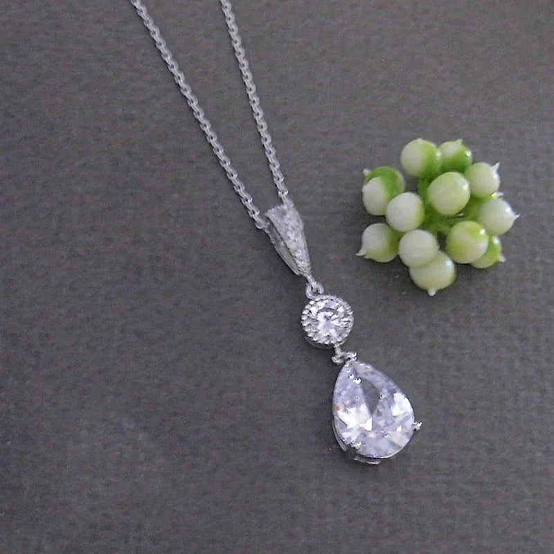 Huitan Watredrop Collana con ciondolo con zirconi cubici per le donne Accessori da sposa romantici Gioielli femminili alla moda di lusso