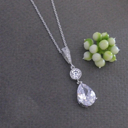 Huitan Watredrop Collana con ciondolo con zirconi cubici per le donne Accessori da sposa romantici Gioielli femminili alla moda di lusso
