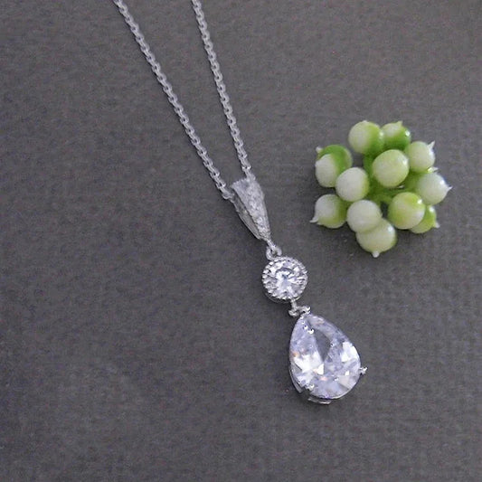 Huitan Watredrop Collana con ciondolo con zirconi cubici per le donne Accessori da sposa romantici Gioielli femminili alla moda di lusso