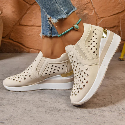 2025 Nuove scarpe da ginnastica con zeppa scavate da donna Plus Size Mocassini con suola spessa in pelle Pu Donna Slip On Scarpe casual traspiranti Donna