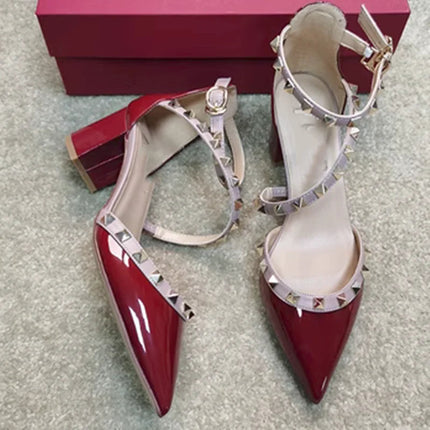 Scarpe da donna di marca famose Borchie dorate Copri tacchi Sandali da 4 cm Cinturino incrociato Décolleté in pelle a specchio Punta a punta Tacchi a spillo moda 33-42 platinumshop