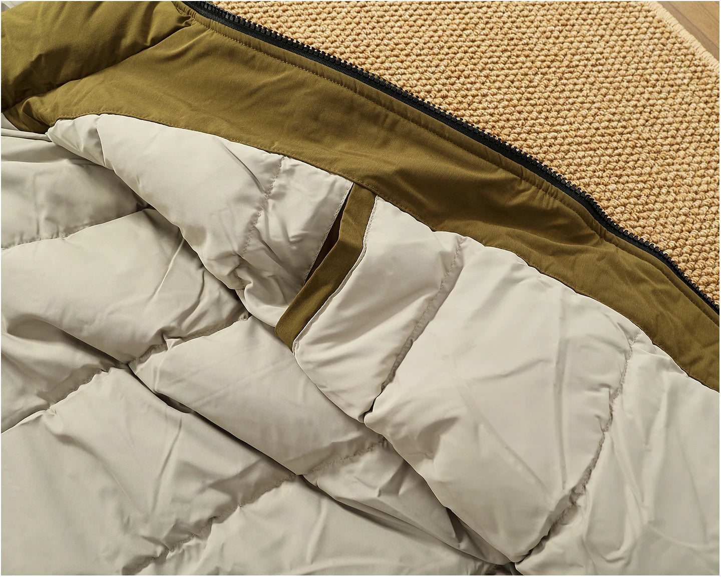 Piumino cargo imbottito in piuma d'anatra di media lunghezza retrò americano nuovo inverno con cappuccio Trench oversize spesso alla moda da uomo