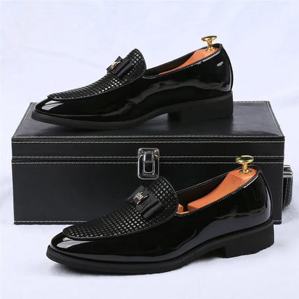 Mocassini con papillon da uomo Moda nuovi da uomo in pelle verniciata a punta Scarpe basse da lavoro Designer Calzature per abito da sposa per ritorno a casa