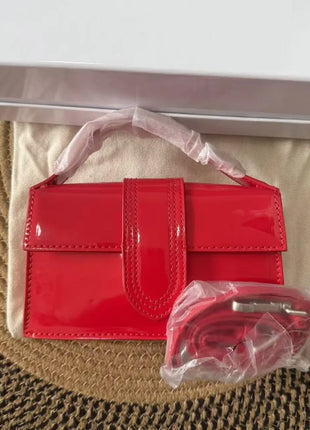 Borsa piccola rettangolare in similpelle lucida retrò per donna, con cinturino decorativo centrale, trasformabile in borsa a tracolla.