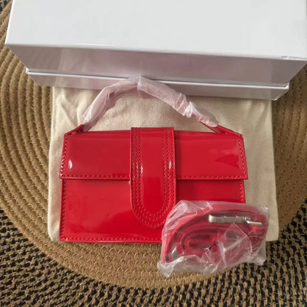 Borsa piccola rettangolare in similpelle lucida retrò per donna, con cinturino decorativo centrale, trasformabile in borsa a tracolla.