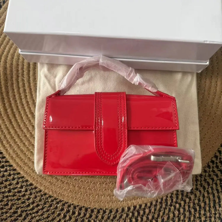 Borsa piccola rettangolare in similpelle lucida retrò per donna, con cinturino decorativo centrale, trasformabile in borsa a tracolla.