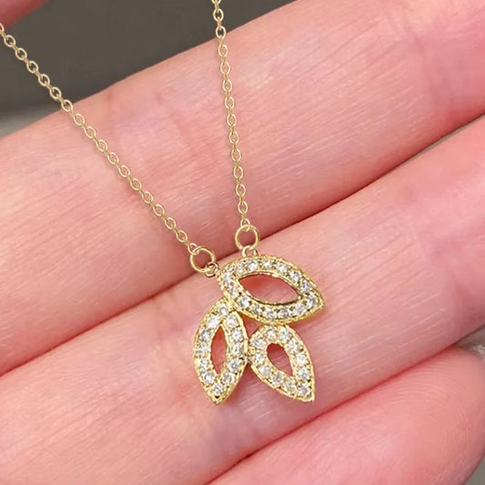 Huitan Collana con ciondolo da donna con foglia carina, completamente pavimentata, lucida, CZ, per la festa nuziale, accessori romantici quotidiani, regalo di gioielli