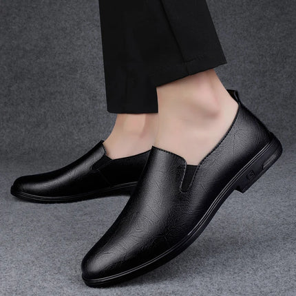 Mocassini comodi in pelle bovina da uomo neri classici alla moda di marca scarpe Casual in pelle con suola morbida traspirante cava estiva da uomo