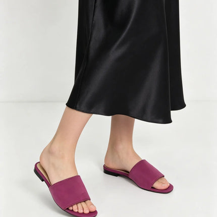 Sandali piatti viola con cinturino singolo e punta aperta, da donna, casual, comodi e leggeri, perfetti per le giornate estive.