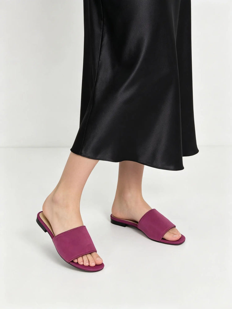 Sandali piatti viola con cinturino singolo e punta aperta, da donna, casual, comodi e leggeri, perfetti per le giornate estive.