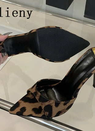 Hlieny 2026 Mode d'été Talons aiguilles Femmes Pantoufles pointues Banquet Robe Sandales Fête Mariage Mules Présentations de fabricants de jeux Chaussures
