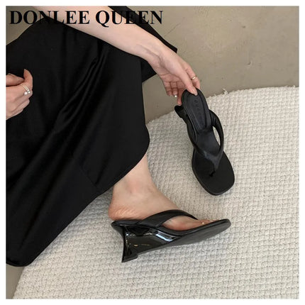 Marque de mode Compensée Pantoufle Présentations fabricants de jeux Clip d'orteil Tongs Sandales à lanières étroites Chaussures décontractées Pantoufle femme Sandalia Mujer