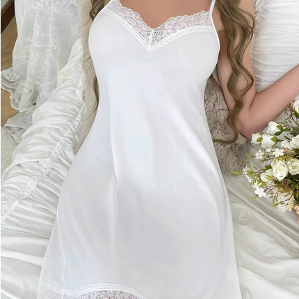 Una pieza de pijama de mujer. Es un pijama de tirantes de moda, elegante y sexy con ribetes de encaje. Es un traje de color liso,