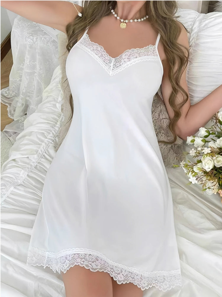 Un pezzo di pigiama da donna. È un pigiama a canotta alla moda, elegante e sexy con finiture in pizzo. È un abito in tinta unita,