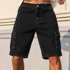 Pantaloncini neri in denim estivo da uomo. Stile di abbigliamento da lavoro. Per il tempo libero quotidiano. Creare una strada alla moda: look in stile.