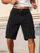 Pantaloncini neri in denim estivo da uomo. Stile di abbigliamento da lavoro. Per il tempo libero quotidiano. Creare una strada alla moda: look in stile.