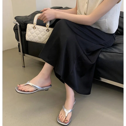 Marque de mode Compensée Pantoufle Présentations fabricants de jeux Clip d'orteil Tongs Sandales à lanières étroites Chaussures décontractées Pantoufle femme Sandalia Mujer