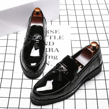 Mocassini di marca di lusso italiani Scarpe da uomo Nappa Scarpe firmate da uomo Scarpe in pelle laccata stile britannico Scarpe da sposa con fondo spesso