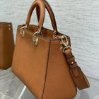 Borsa a tracolla in pelle martellata color caramello per donna, multiuso con manico superiore e tracolla.