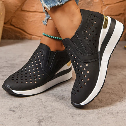 2025 Nuove scarpe da ginnastica con zeppa scavate da donna Plus Size Mocassini con suola spessa in pelle Pu Donna Slip On Scarpe casual traspiranti Donna